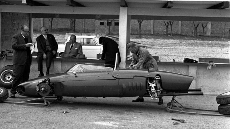 Chiti oversees early 156 testing at Modena in 1961. Enzo watches while Forghieri makes notes