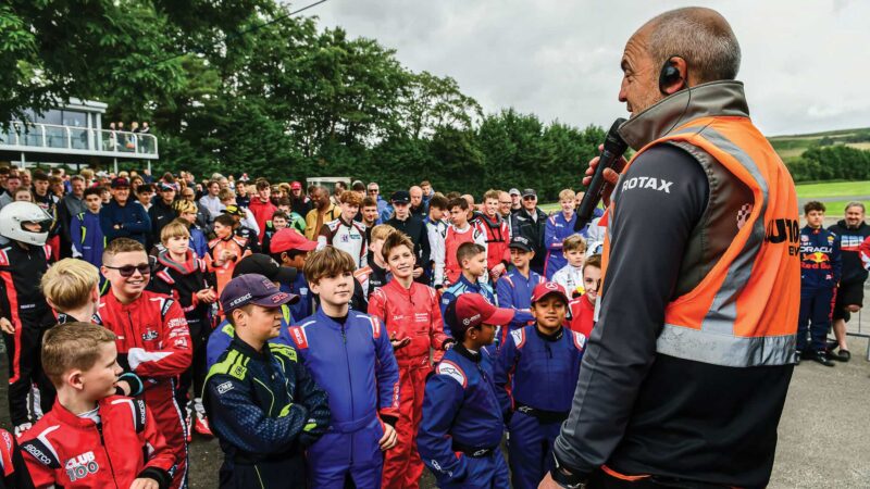 John Vigor briefs young Club100 racers