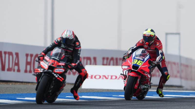 Joan Mir brakes behind Marco Bezzecchi in the 2025 MotoGP Thai GP