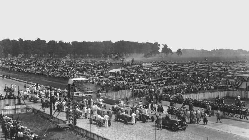 DePaolo, front row, centre, behind the pace car, 1925