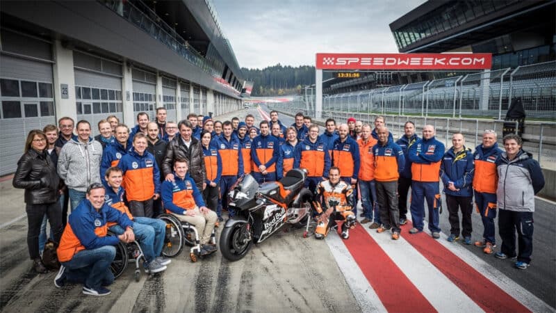 Happier times at KTM – MotoGP staff during tests at Red Bull Ring in October 2015. Former CEO Stefan Pierer (black winter coat) stands behind motor sport director Pit Bierer