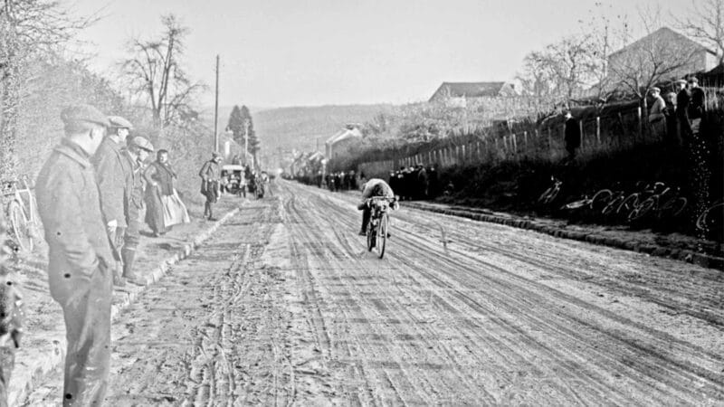 City-to-city races took riders along dirty, muddy, rutted roads that weren’t usually closed to traffic. This is factory Peugeot rider Paul Péan roaring away from Gometz-le-Châtel, outside Paris, in 1911