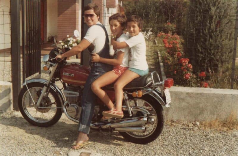 Lella Lombardi 1975 with kids on a bike
