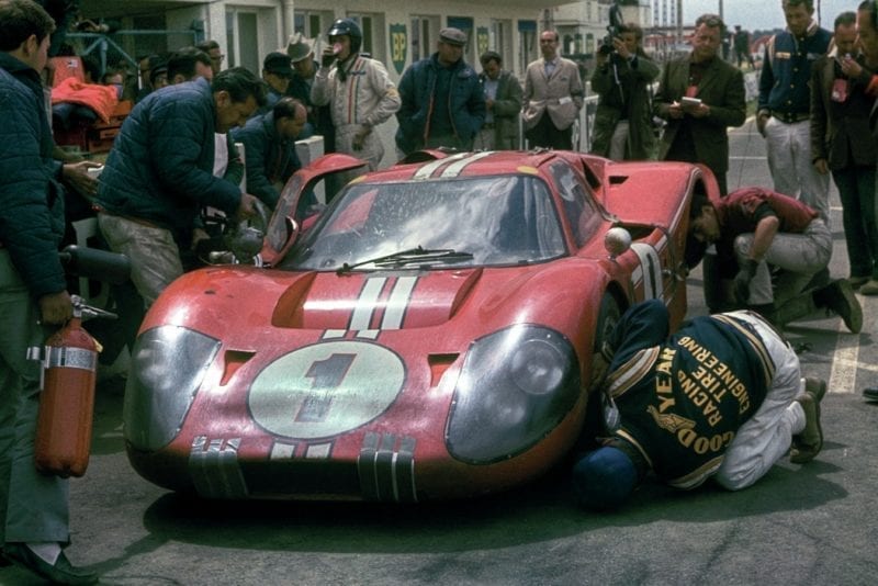 Ford MkIV in the pits